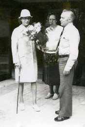 Heimleiter-Ehepaar Gerlach mit der ersten Bewohnerin des Neubaus